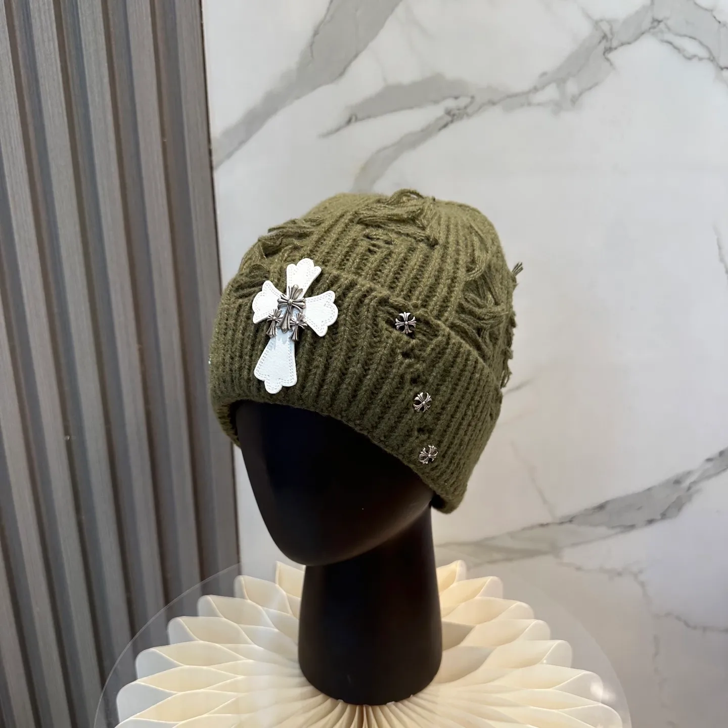 P70 🤍Chrome hearts new autumn and winter cross knitted hat🧶 One of the must-have hats in autumn and winter~ It really looks good on whoever wears it~, it is also a perfect match in black and white and gray in autumn~